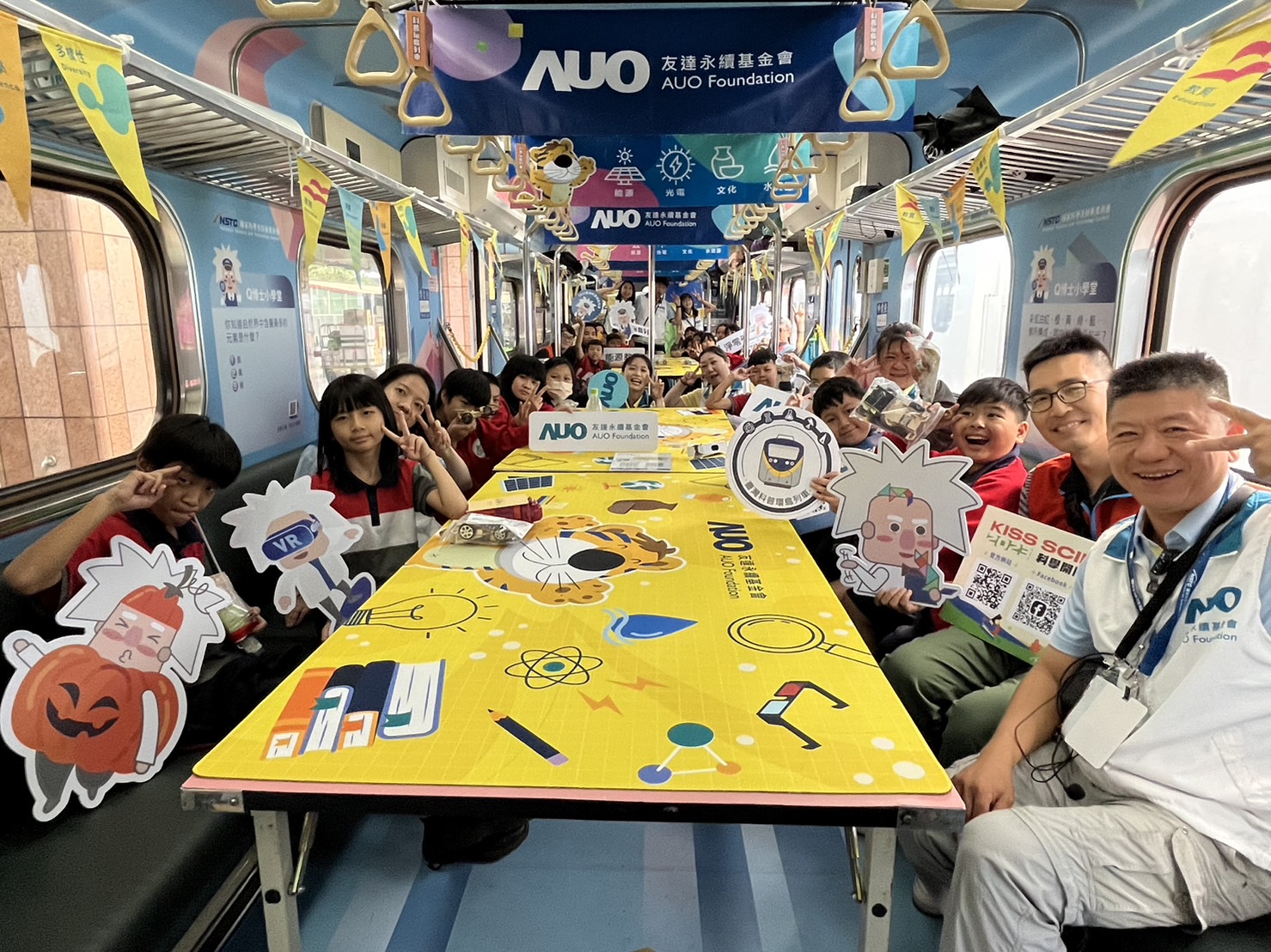 人生就是搏永續基金會參與「臺灣科普環島列車」，設計基礎科學車廂課程，以「淨零碳排和永續能源」為主題，讓學生透過創意實驗認識淨零知識，以及思考生活中的減碳行為